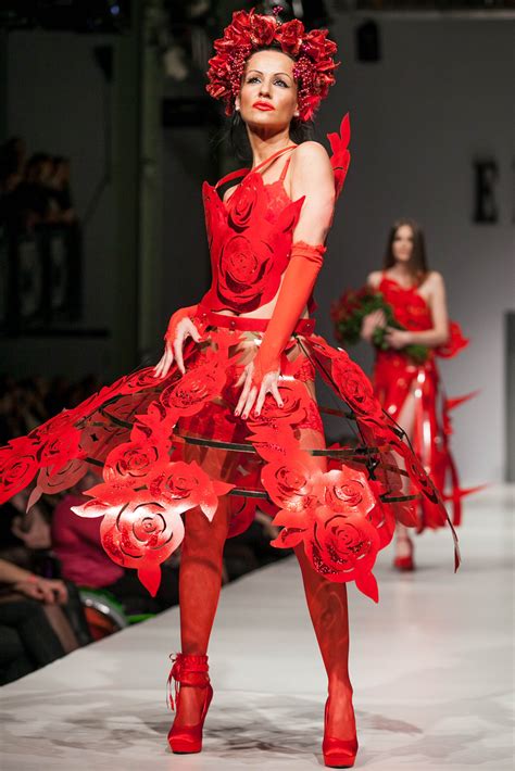 Király Tamás avantgard divattervező munkái és Zsidró Tamás frizurái egy bemutatón