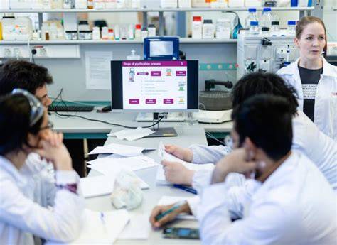 Vegyészmérnök dolgozik laboratóriumban