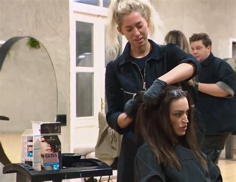 Fodrász dolgozik hajfestékkel és fóliával