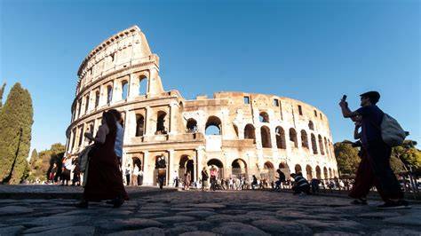 Colosseum előtt készült csoportkép, ahol Tóth Bence átkarolja Pamelát