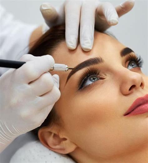 Szemöldök kozmetikus munkája során