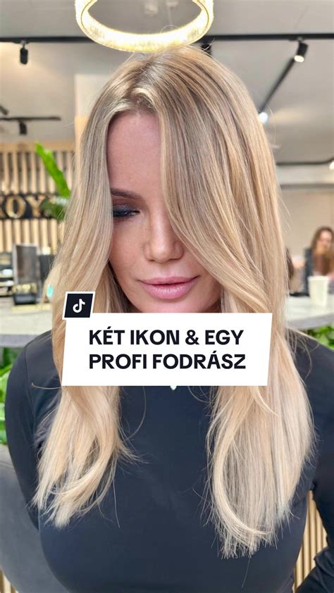 Fodrász a haj festése közben természetes növényi festékkel