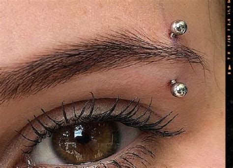 Infografika: különböző szemöldök piercing típusok és méretek