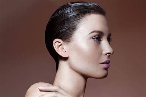 példa slicked back frizurára - klasszikus és modern variációk