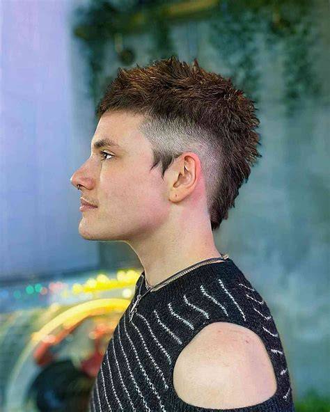 Faux Hawk: középre irányított tüskék