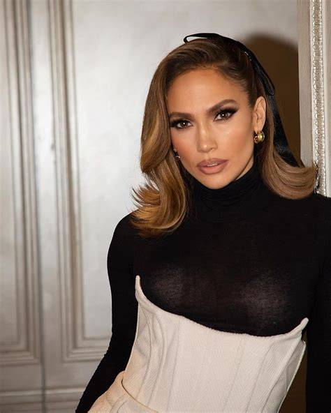 Jennifer Lopez nedves bob frizura képe a Schiaparelli 2024 show-n