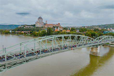 A Bazilika monumentális látványa, a Mária Valéria híd ívei és a történelmi városrész panorámaképe