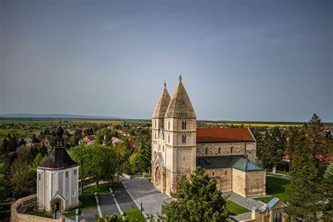 Balatonboglári templom külső látképe a Várdombon