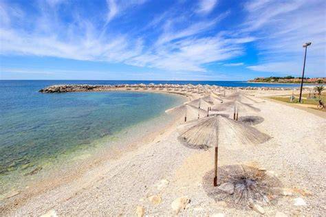 tengerparti strand kavicsos és napernyős