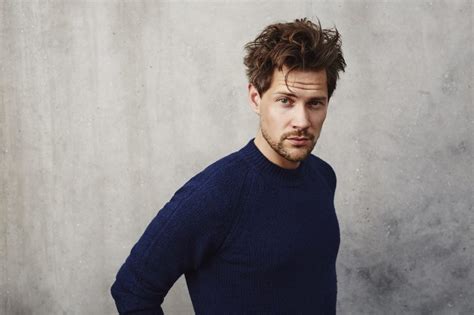 Férfi haj kócos, szélfútta stílusban