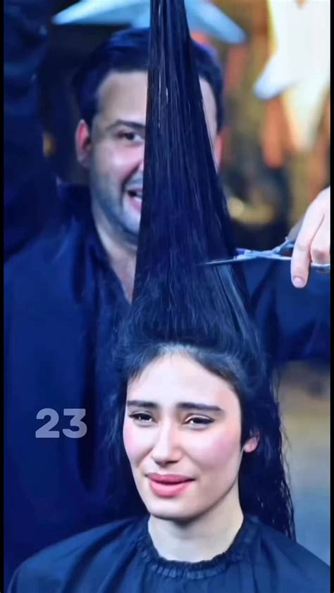 Nő pixie frizurával