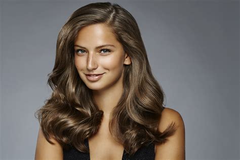 Hosszú, hullámos haj kerek arcformával