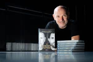 Kép egy szomorú apáról és fiáról