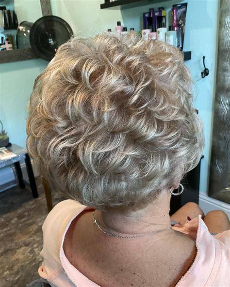 Infografika a granny hair típusairól és színválasztékáról