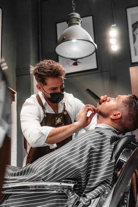 barber shop belső tér és vendég a székben