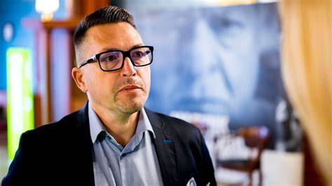 Kovács Ákos londoni jeleneteinek vizuális összefoglalója: utcai felvételek, londoni környezet