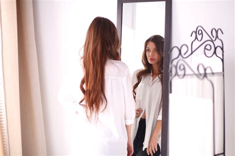 két tükör elhelyezése a hajvágáshoz