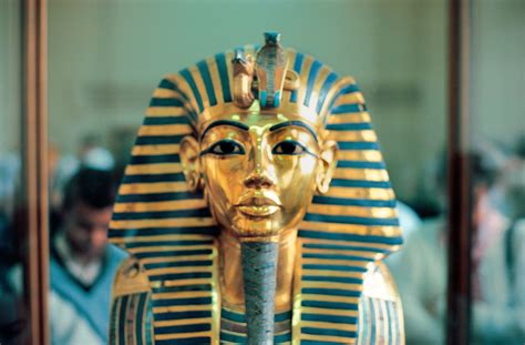 Restaurátori munka Tutanhamon maszkján