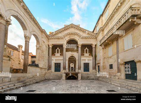 Peristyle-Square-Split-Diocletians-palace