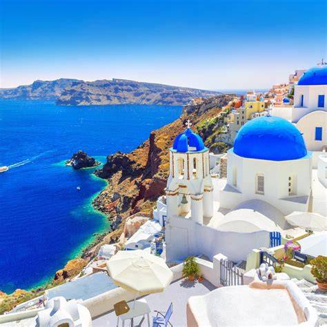 Santorini kilátás a településre és kék tetős házak