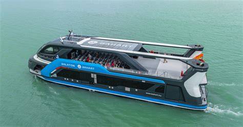 elektromos katamarán Balaton napelem