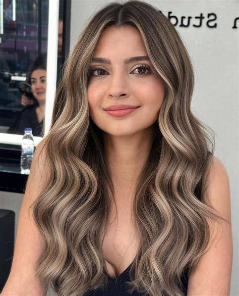 balayage világosbarna hajhoz ábrázolás