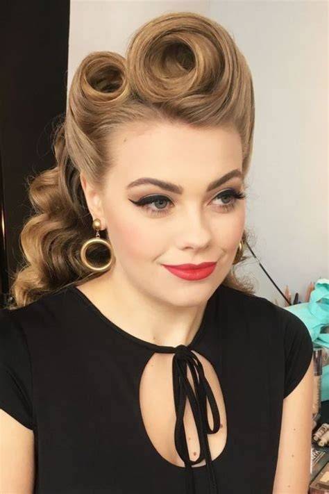 Vintage frizura inspiráció: victory roll és retro hullámok