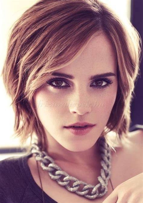 Fül mögé csatolt rövid haj Emma Watson stílusában