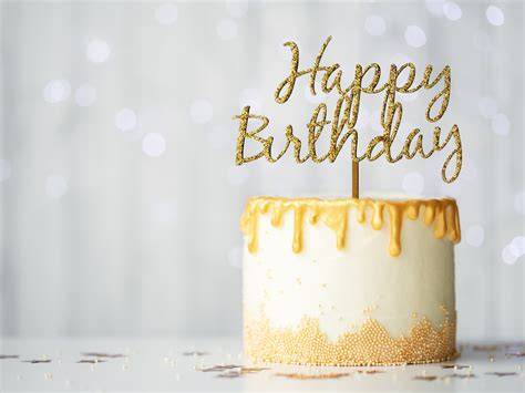 szülinapi tortadíszek közt díszített torta fotó