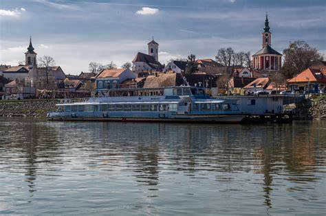 Turistahajó Szentendre felé a Vigadótól