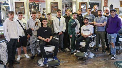 belső tér és munkafolyamat a barber shopban