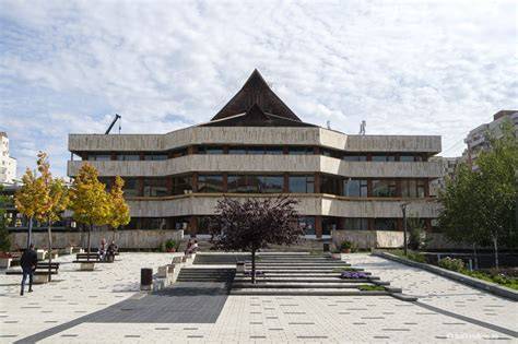 Fotó a Nagykáta központjában található szalonokról és környezetről