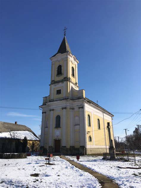 Építés közben - templom és iskola látványa a dombtetőn