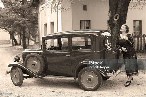 autóban kontyot készítő nő