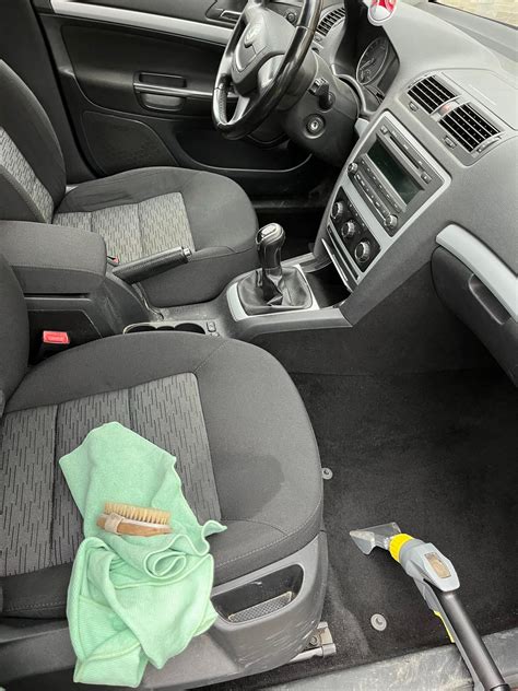 Nivea márka logója és ikonikus kék tégelye