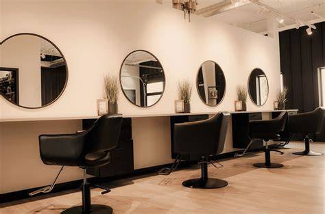 TRiM Hair Salon belsőépítészeti kontraszt a natúr keretek és fekete fémszerkezetek között