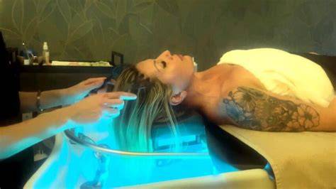 head spa kezelés, fejbőrmasszázs pillanata