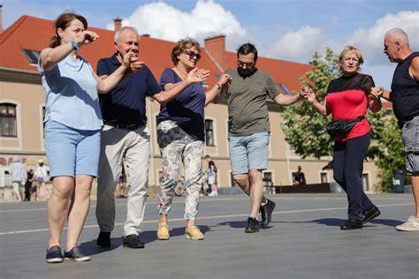 Népi dallamok és táncok kapcsolata a modern zenével