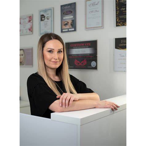 Szempilla stylist munka közben