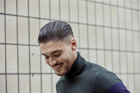 Hátrafésült slicked back ezüst haj