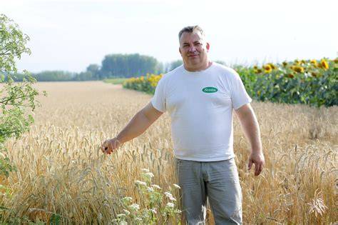 Polgár Ákos a szalonban, vendéggel beszélgetve