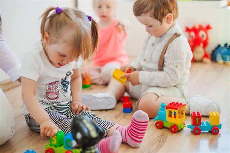 2 éves gyermek, aki játszik és kísérletezik a határaival