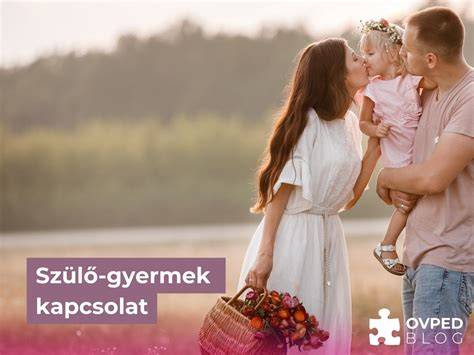 Szülő és gyermek közös játék közben, amely segít az érzelmi szabályozásban