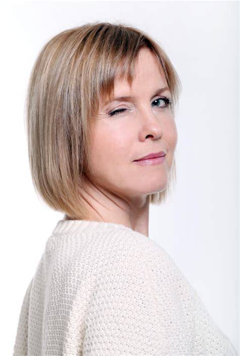 aszimmetrikus bob rövid haj 50 felett