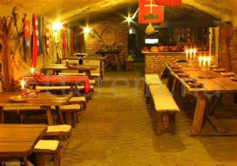 Középkori étterem belső hangulata
