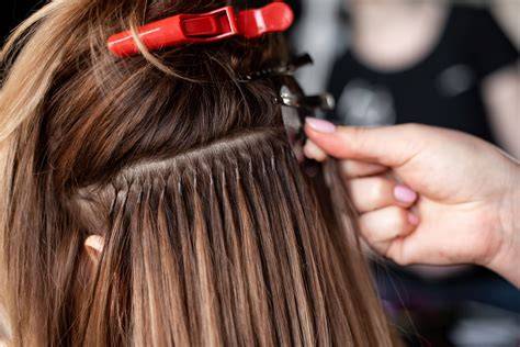 Infografika a hajhosszabbítás típusairól: tape, clip-in, keratin, mikrogyűrűk, szövés