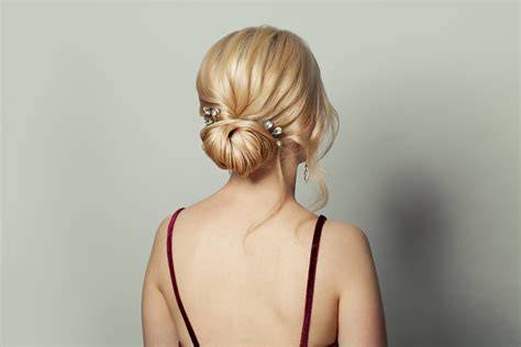 elegáns alacsony chignon konty virágdísszel