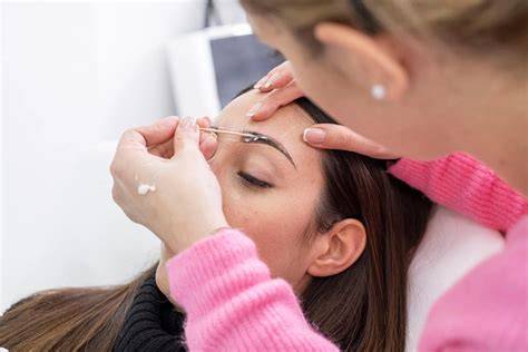 Infografika a Triple Brows technikáról: szálazás és satírozás kapcsolata