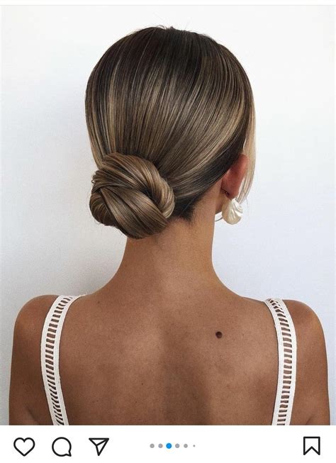 Nyári félhosszú frizurák space bun és sleek bun variációk