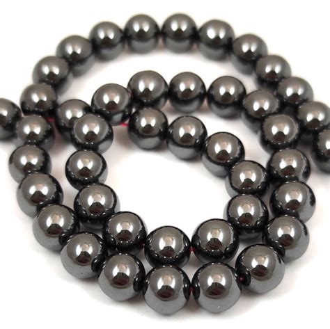 Nagy felbontású kép egy gyöngy alakú hajcsatról, amelyen Swarovski kristályok és hematit gyöngyök csillognak.
